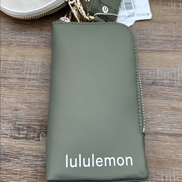 Lululemon Dual Pouch Wristlet Colour Bay Leaf/ Ivory NWT - Picture 8 of 8